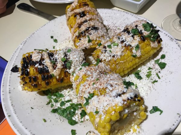 a plate of corn on the cob