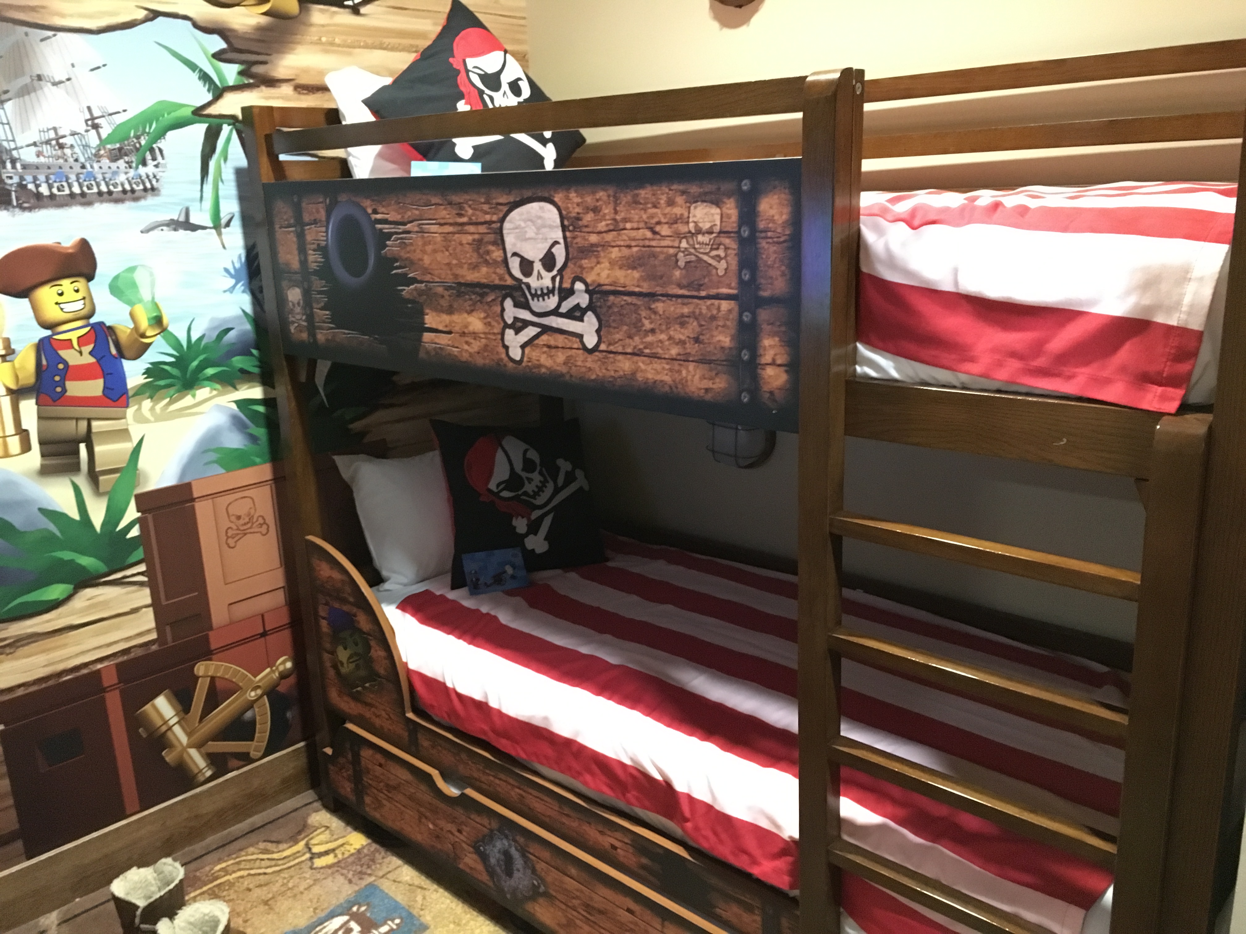 Hotel Review: Legoland Florida Hotel Pirate Room - Pizza In Motion
